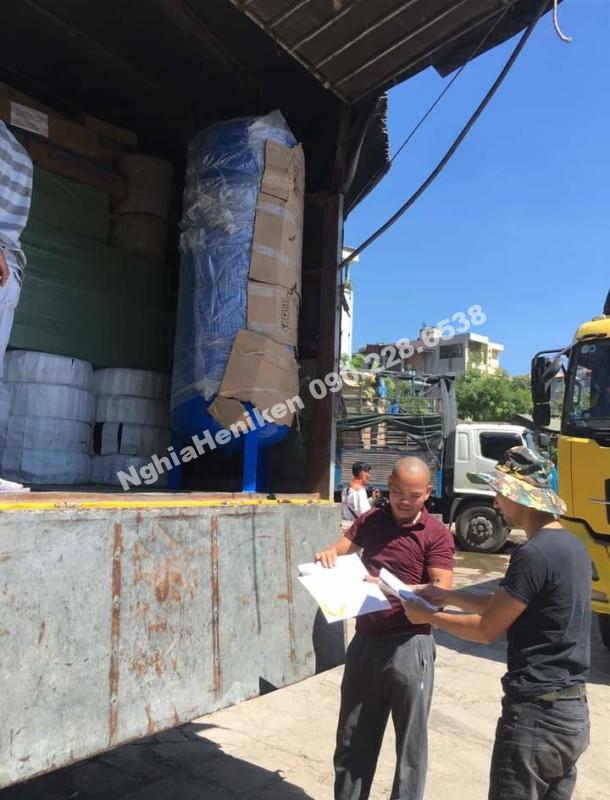 Kí giấy gửi hàng cho khách hàng tại Đà Nẵng