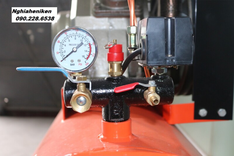 Đồng hồ đo áp và van ra khí của máy