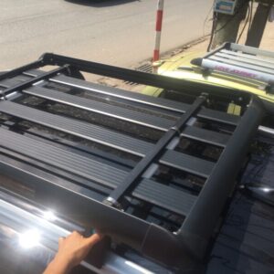 Mặt trên giá nóc được cố định chắc chắn