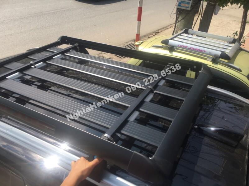 Mặt trên giá nóc  được cố định chắc chắn Mặt trên giá nóc được cố định chắc chắn